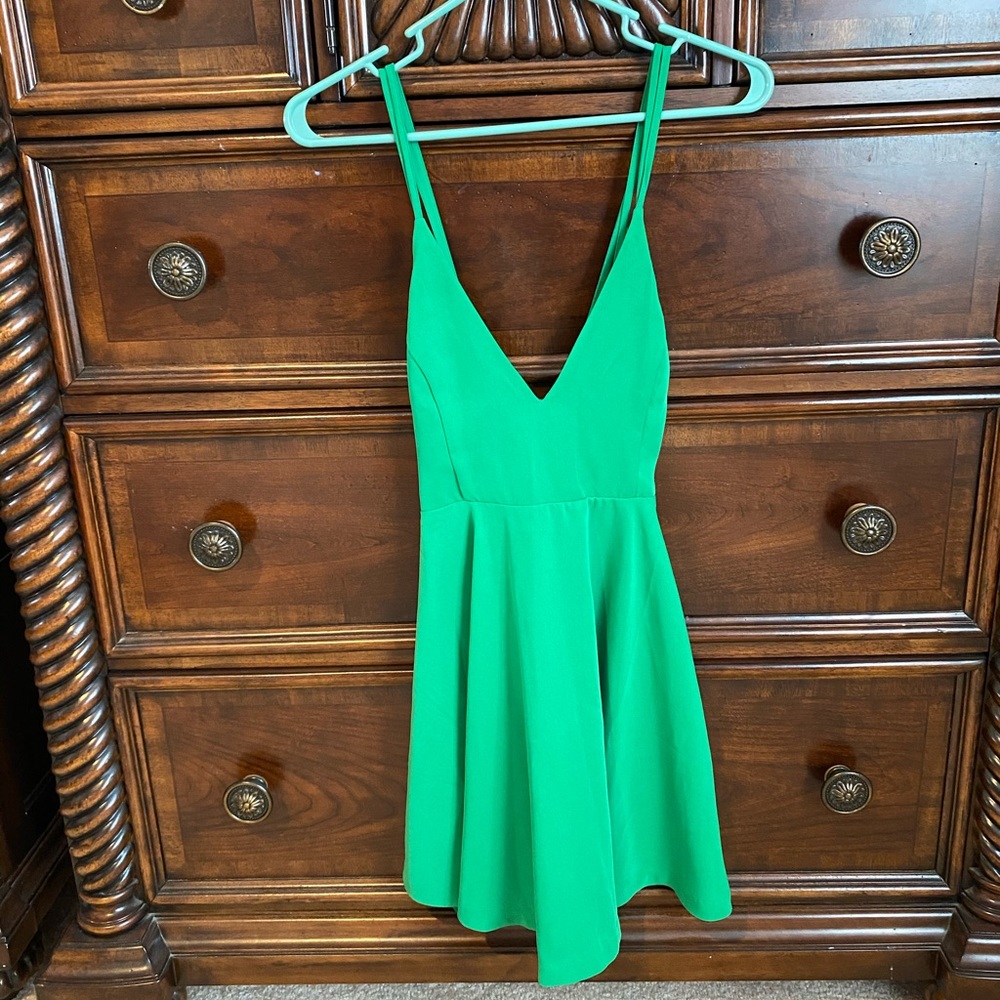 Green criss cross back v neck strapped dress